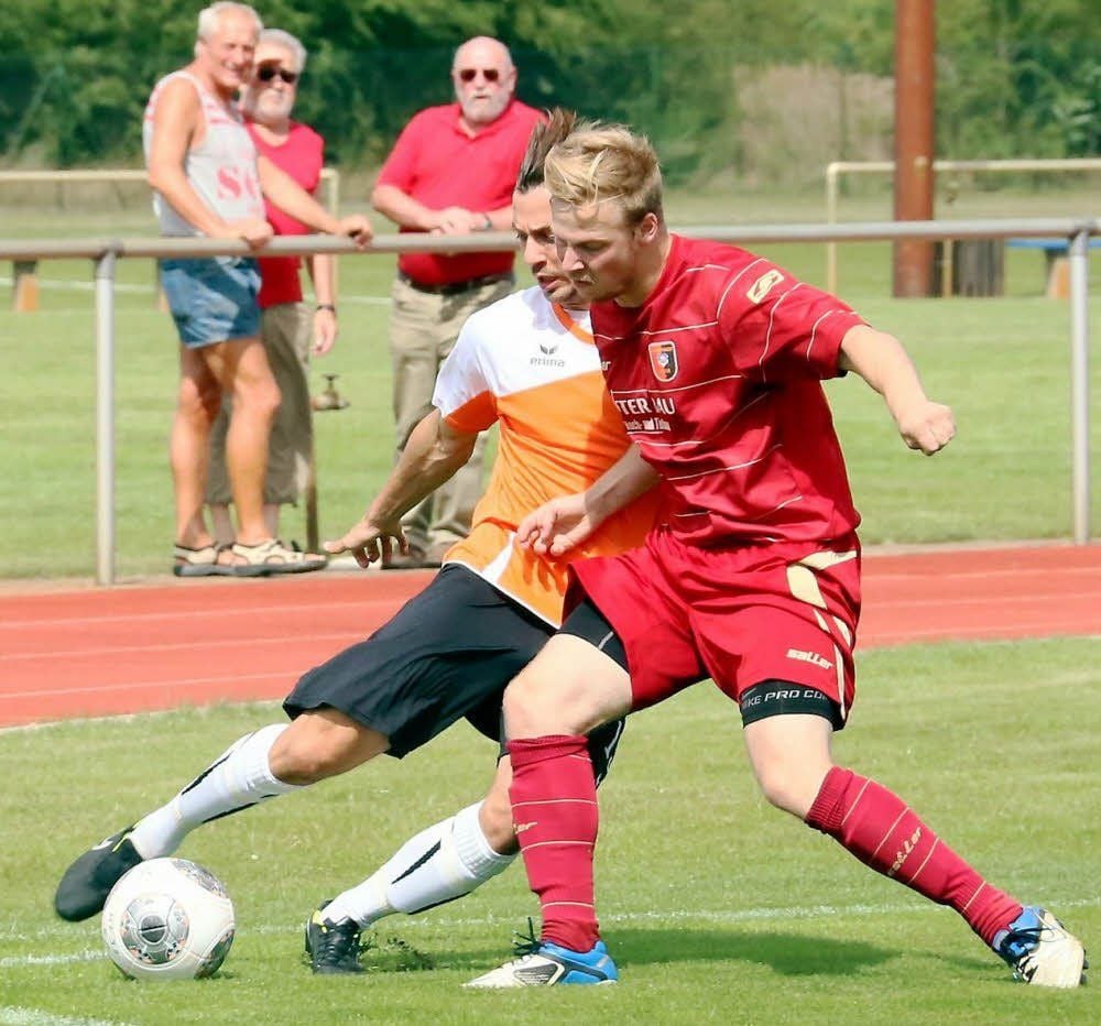 Der Askane Daniel Sommermeyer versucht, Eintracht-Spieler Felix Röder an der Eckfahne auszuspielen. Der Neuling aus Bernburg gewinnt auch das zweite Landsligaspiel, diesmal auswärts in Elster mit 2:1.