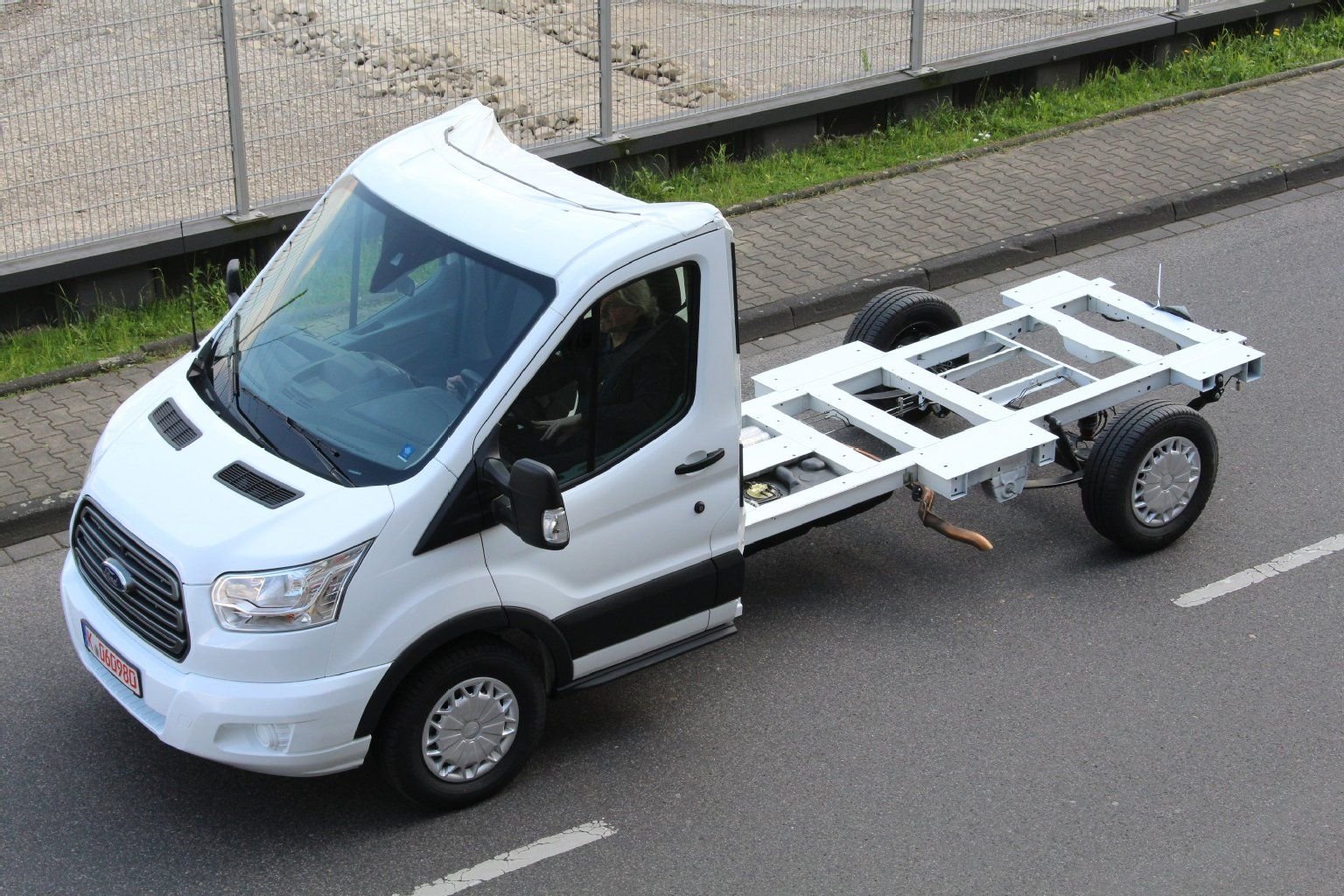 Ford präsentiert auf dem Caravan Salon in Düsseldorf das neue Transit Tiefrahmen-Fahrgestell.