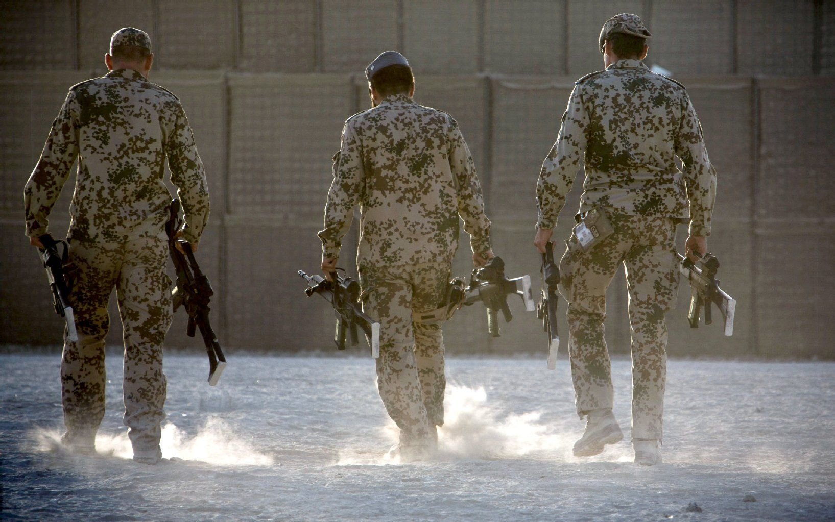 Bundeswehrsoldaten tragen am 03.10.2013 in Kundus in Afghanistan Waffen zum Depot.