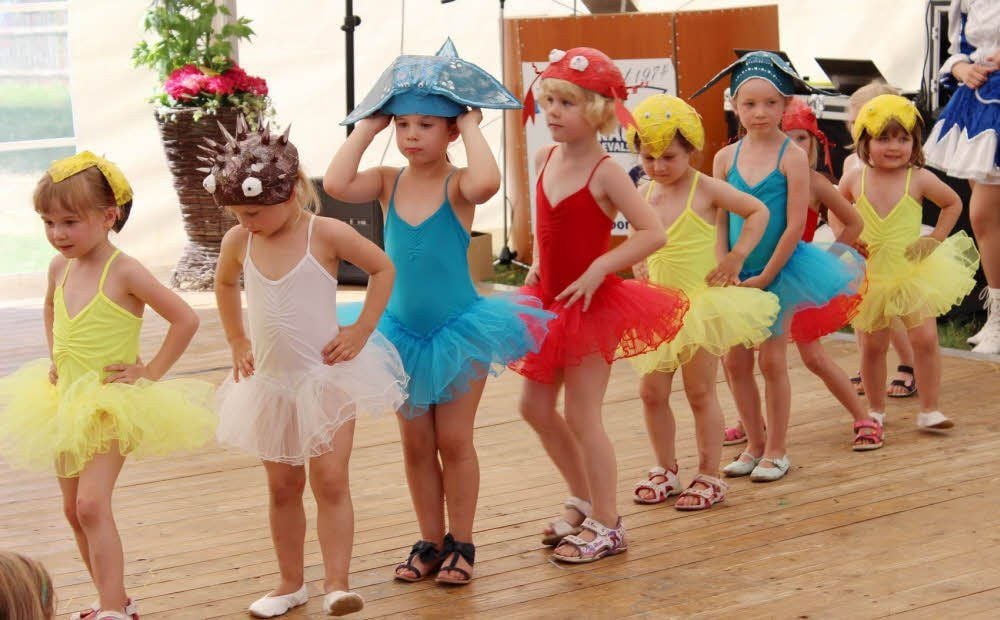 Nachwuchs beim ersten Festival frecher Füße: Kleine Zappelfüße, tanzen als Fische „Unter dem Meer“ aus dem Disney-Klassiker „Arielle“.