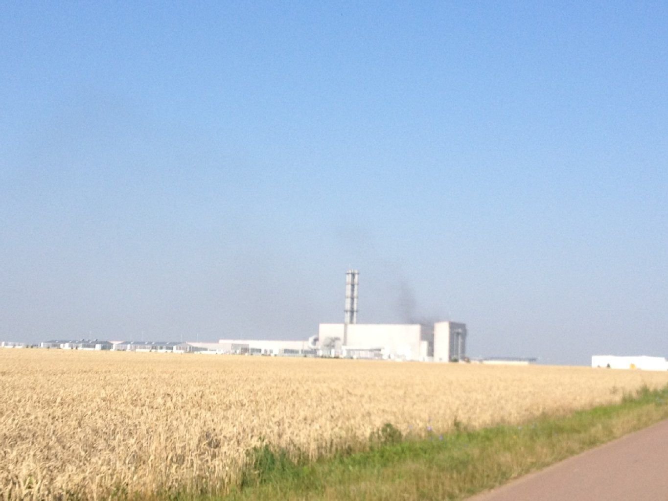 Rauch steigt vom Dämmstoffwerk Knauf Insulation auf.