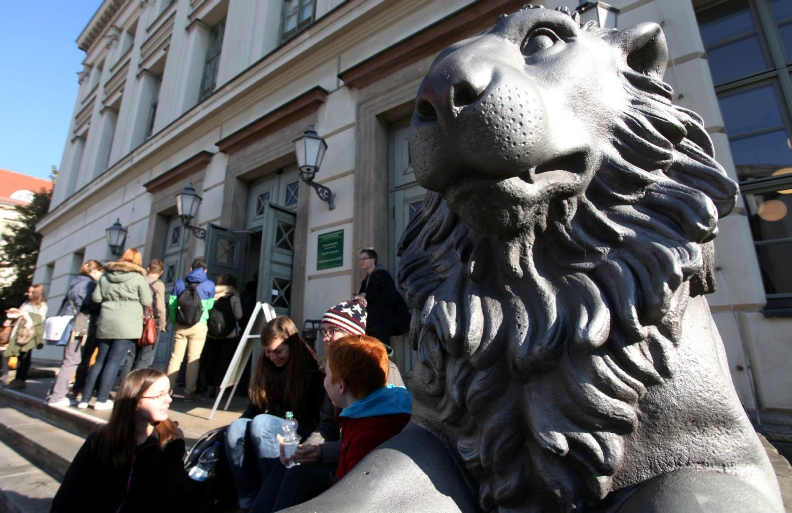 Großer Andrang vor dem Löwengebäude.