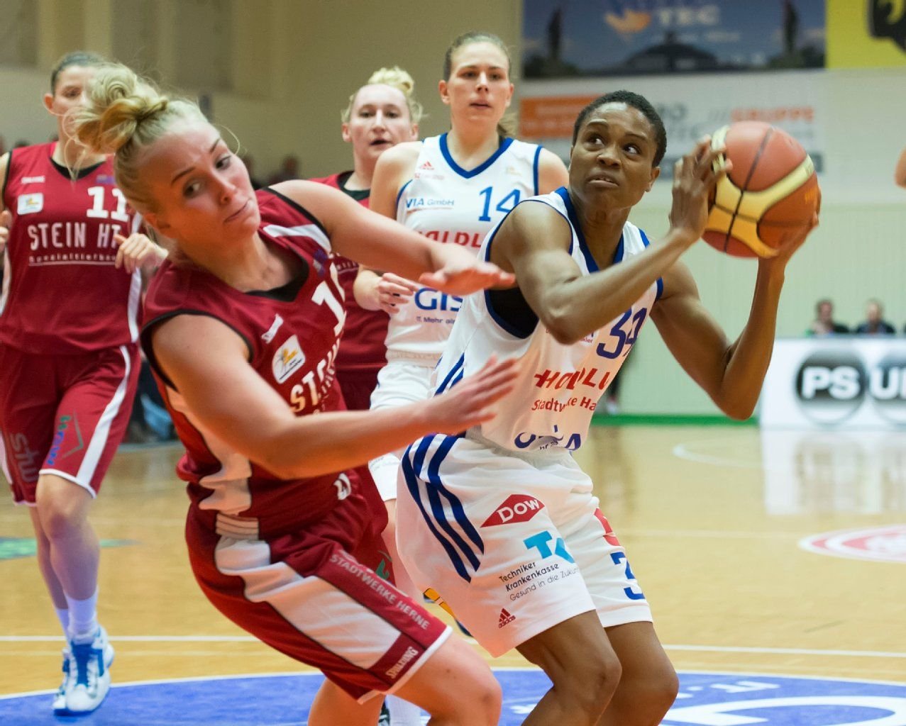 Tiffany Porter-Talbert (re.) behauptet sich gegen Hernes Henna Maarit Pvikiki Salomaa.