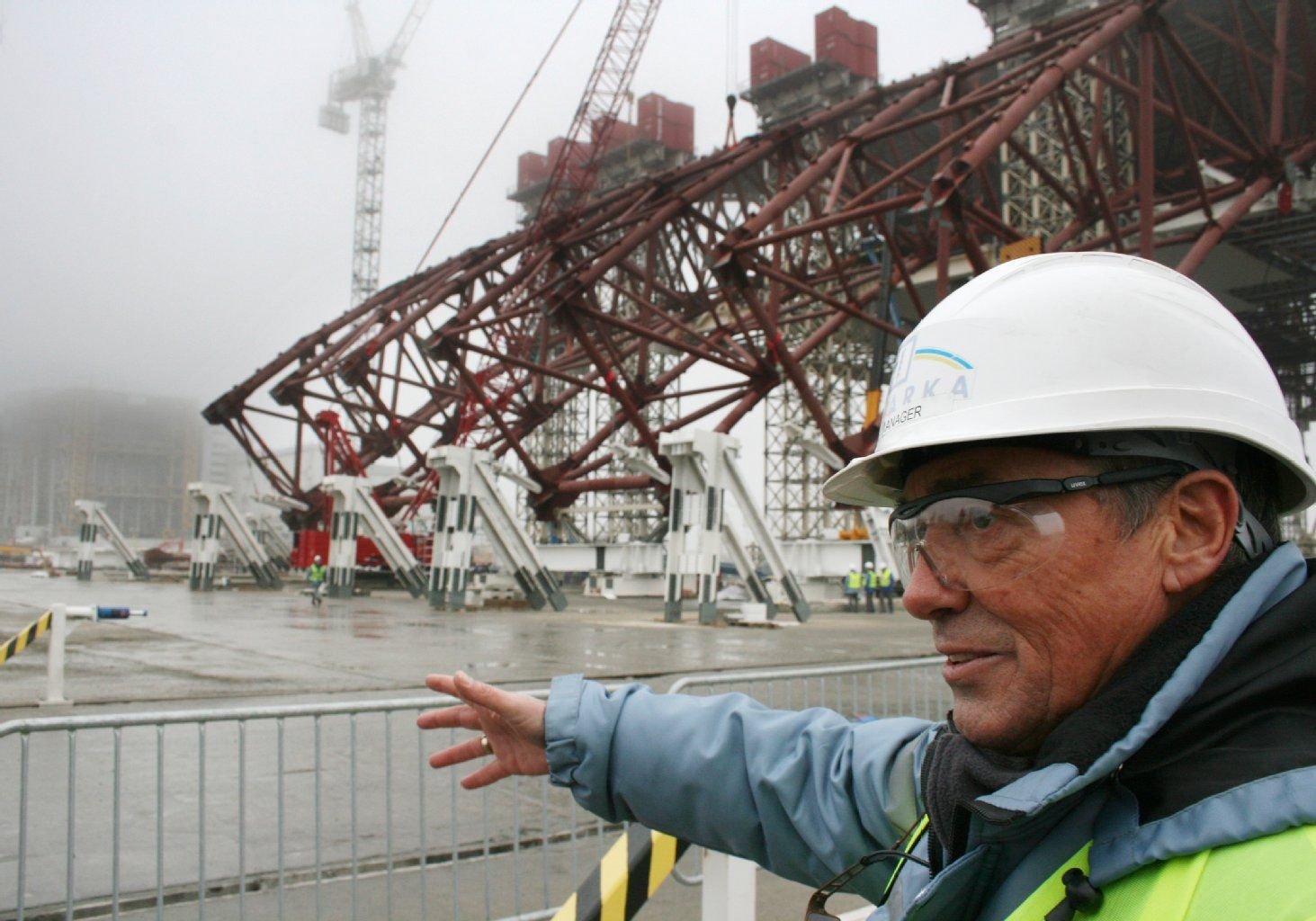 Arbeiter vor den Überresten des Tschernobyl-Atomreaktors: Wenn ein Team scheitert, kann das sogar zu Katastrophen führen.