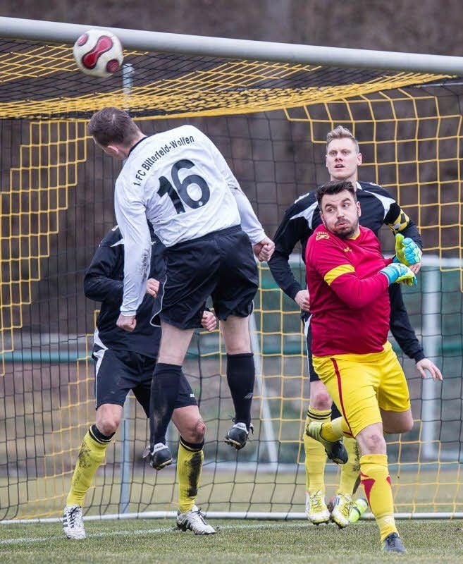 Christian Helmecke (Nr. 16) gewann mit dem 1. FC Bitterfeld-Wolfen II beim Holzweißiger SV mit 3:0.