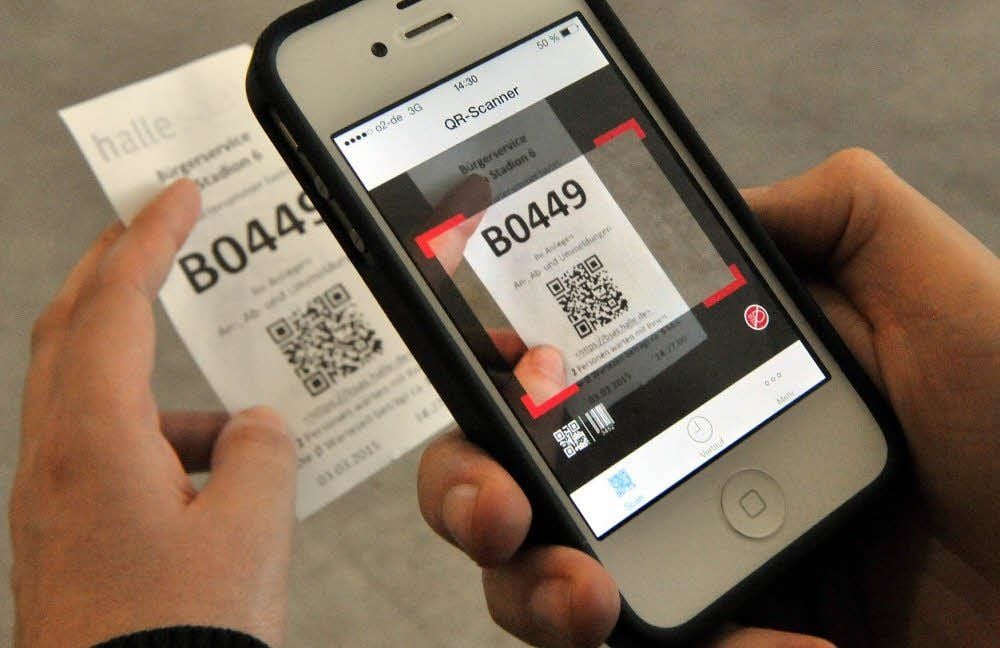 Auf dem Ticket wird der individuelle sogenannte QR-Code für das Handy abgebildet. Zumindest jeder Smartphone-Besitzer kann diesen Code scannen und überall aktuell verfolgen, wann er an der Reihe ist.