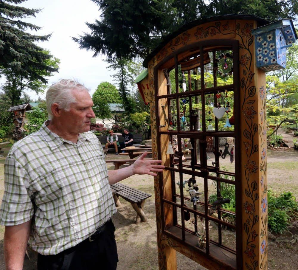 Detlef Schulze erläutert sein Frau-Holle-Fenster.