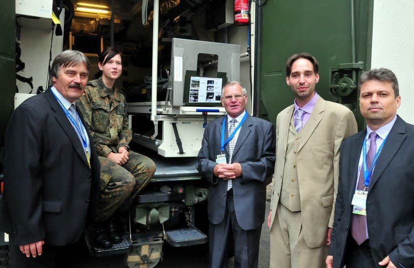 Vertreter der Delegationen der Partnerstädte informierten sich in der Kaserne über die Arbeitsweise eines Rettungswagens der Bundeswehr.