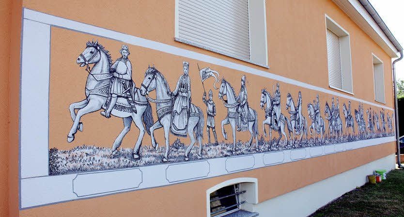 Das Dorf Reppichau in der Gemeinde Osternienburger Land zieht mit seinem Kunstprojekt Sachsenspiegel und dem Freilichtmuseum mit zahlreichen Figuren, Infotafeln und Fassadenmalereien zahlreiche Besucher an.