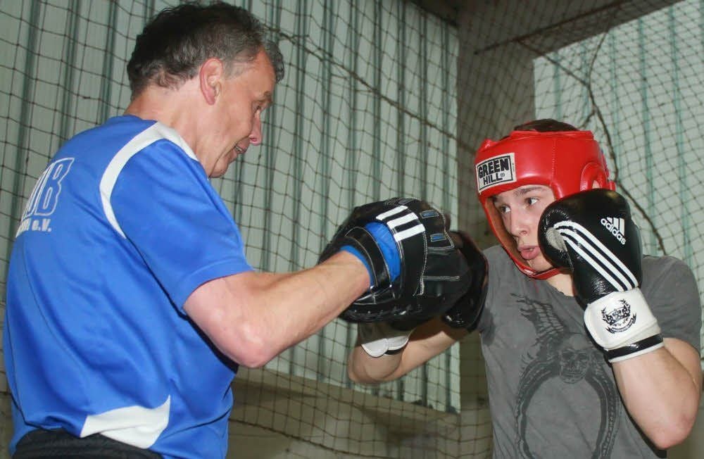 Andrej Egunow zählt zu den größten Talenten beim Boxclub Sangerhausen. Hier steht er mit Trainer Wilfried von Brocke im Ring. Hoch die Fäuste. Beim Boxclub Sangerhausen sind zahlreiche Talente sportlich aktiv.