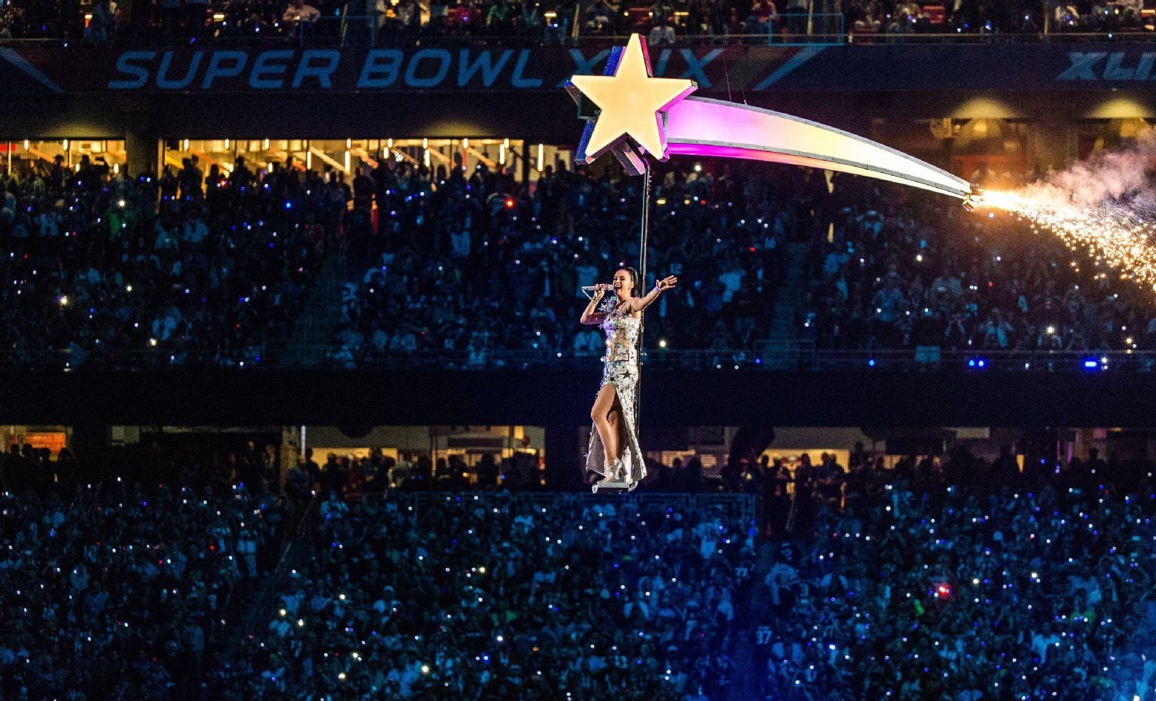 War für das Pausenprogramm zuständig. Katy Perry fliegt durchs Stadion.
