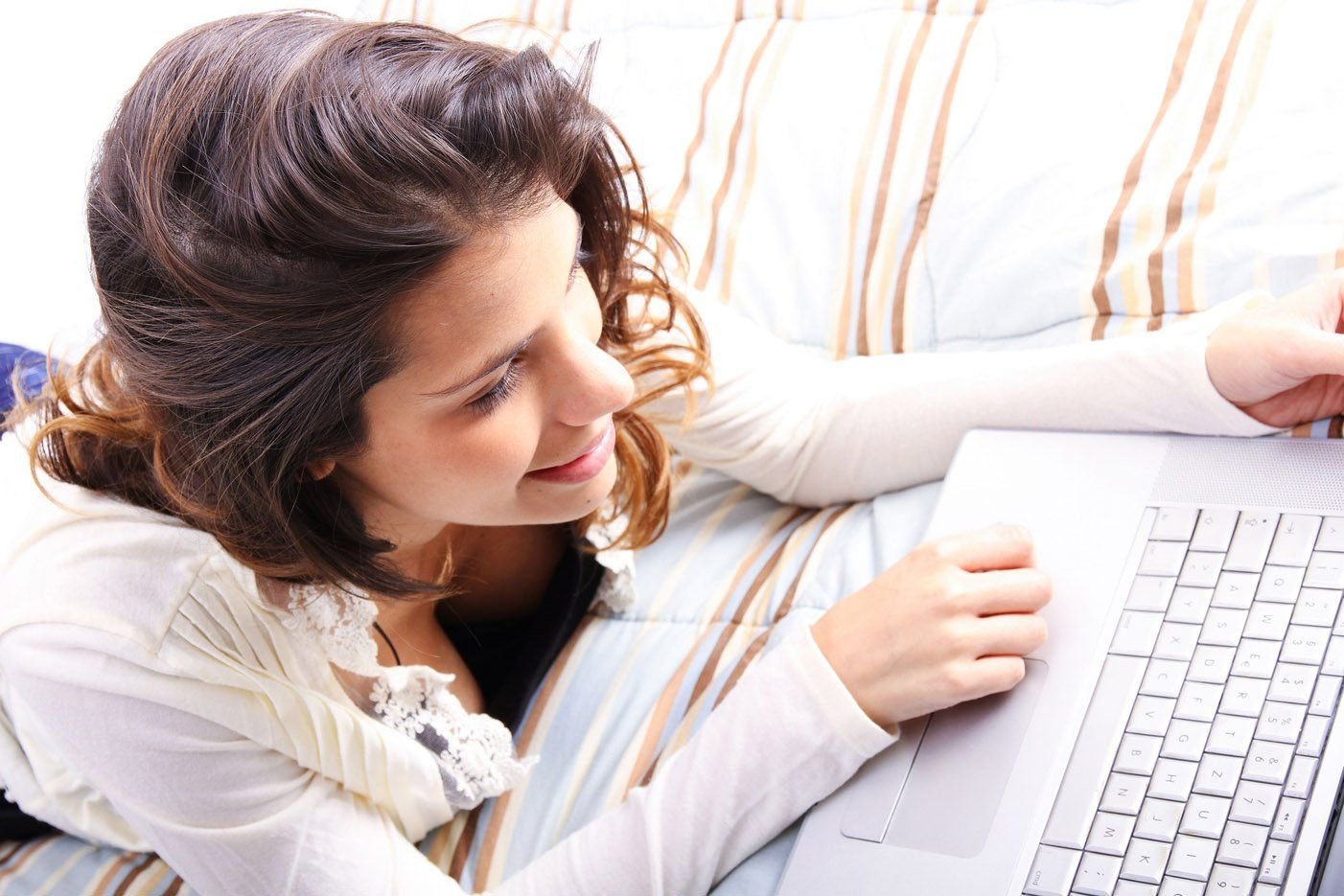 Immer mehr Singles nutzen Dating-Portale im Internet, um Kontakte zu knüpfen oder einen Partner zu finden. Doch führt dies nicht immer zum Ziel: Rechtliche Tücken können Nutzern den Spaß verderben.