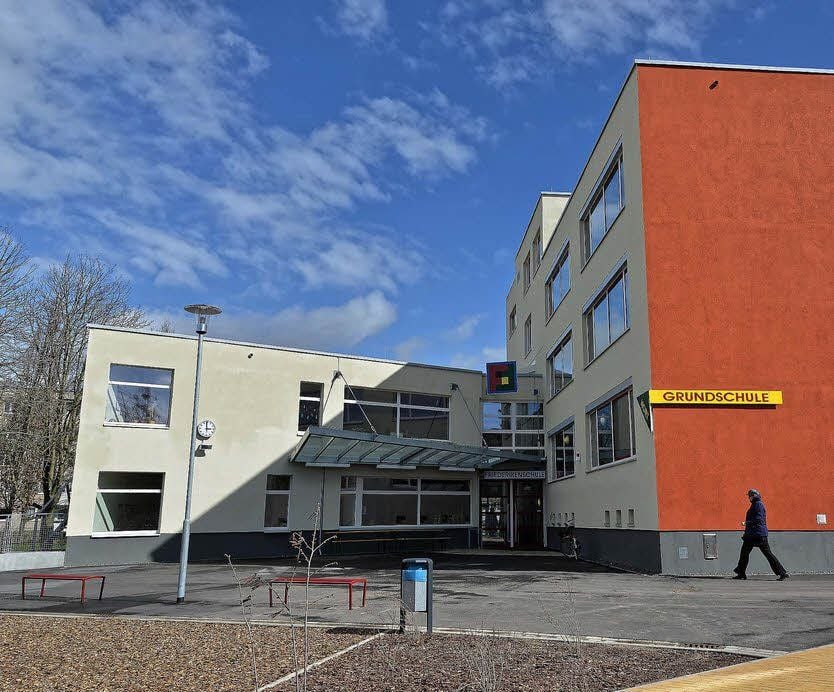 Der Haupteingang auf der Schulhofseite der Friederikenschule in Dessau