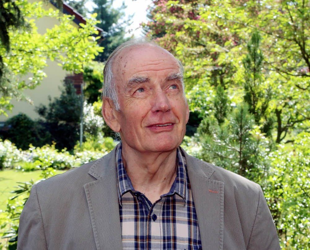 Joachim Kluge scheint an seinem 75. Geburtstag nach den Sternen zu blicken, in denen vielleicht geschrieben steht, wie lange er wohl noch als Allgemeinmediziner in Jessen praktizieren wird.