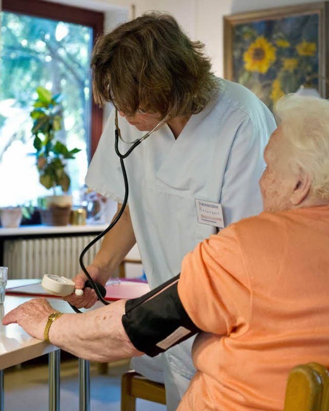 Eine Ärztin behandelt eine Patientin.