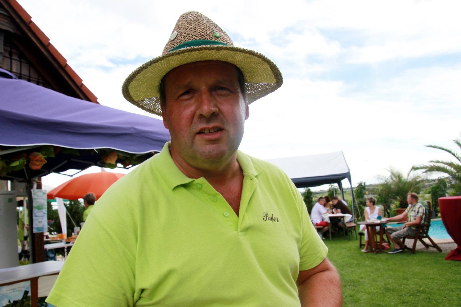 Hobbywinzer Peter Reinl war einer der 15 Winzer aus Burgwerben und Kriechau, die in den Weinberg lockten.
