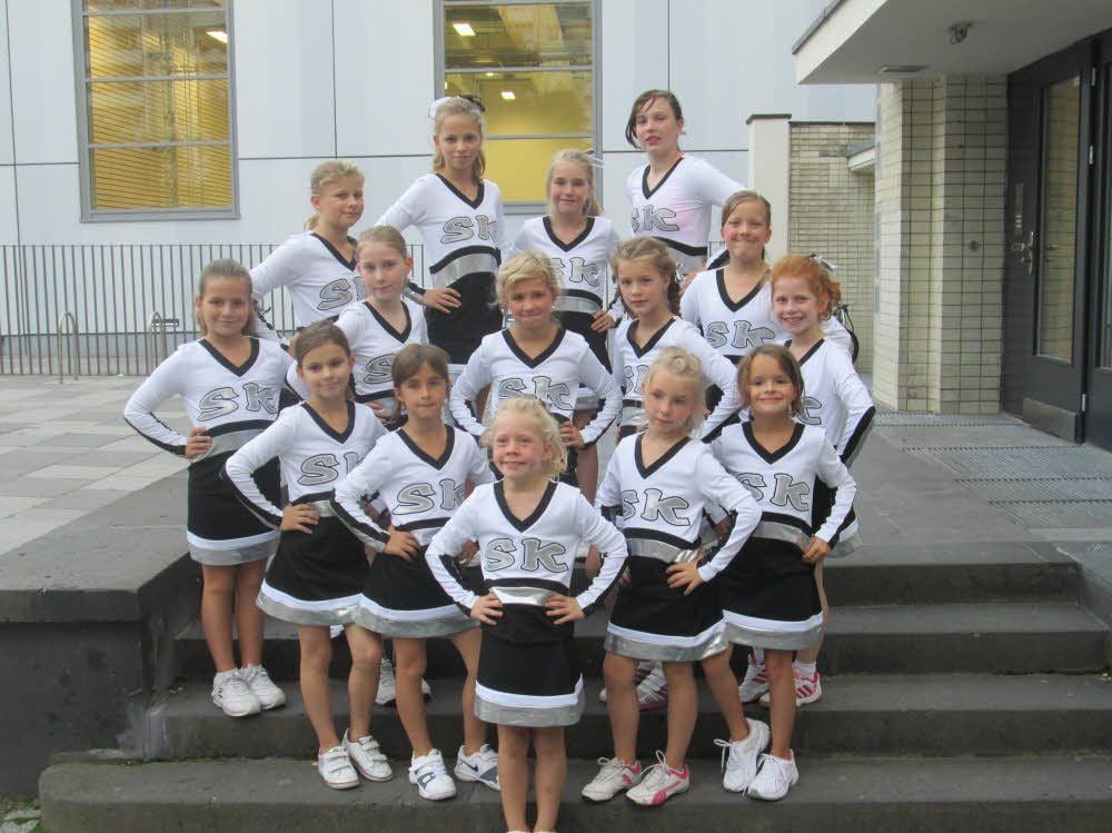 Die jüngsten Cheerleader des SV Dessau 05, die „Peewee“, in ihren neuen Uniformen.