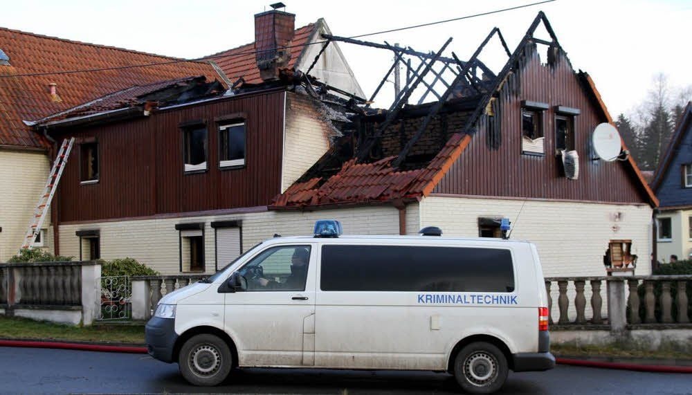Das Auto der Kriminaltechnik vor dem Brandhaus. Ermittlungen zur Brandursache gab es aufgrund der Einsturzgefahr aber noch nicht.