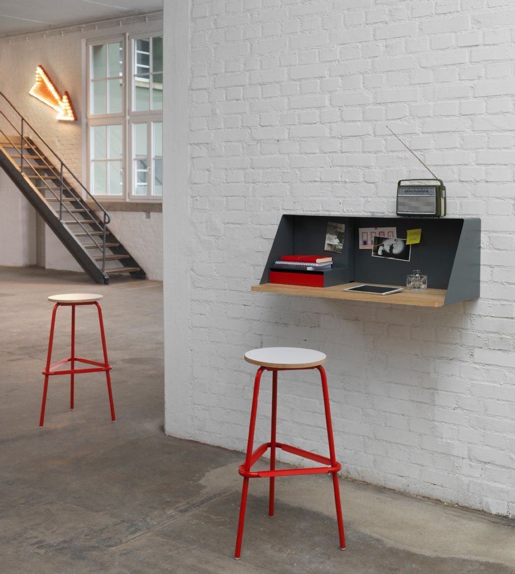 Der Wandsekretär PS 03 von Kressel und Schelle Design für Müller Möbelfabrikation eignet sich besonders zum Arbeiten zwischendurch oder zum Ablegen wichtiger Unterlagen.
