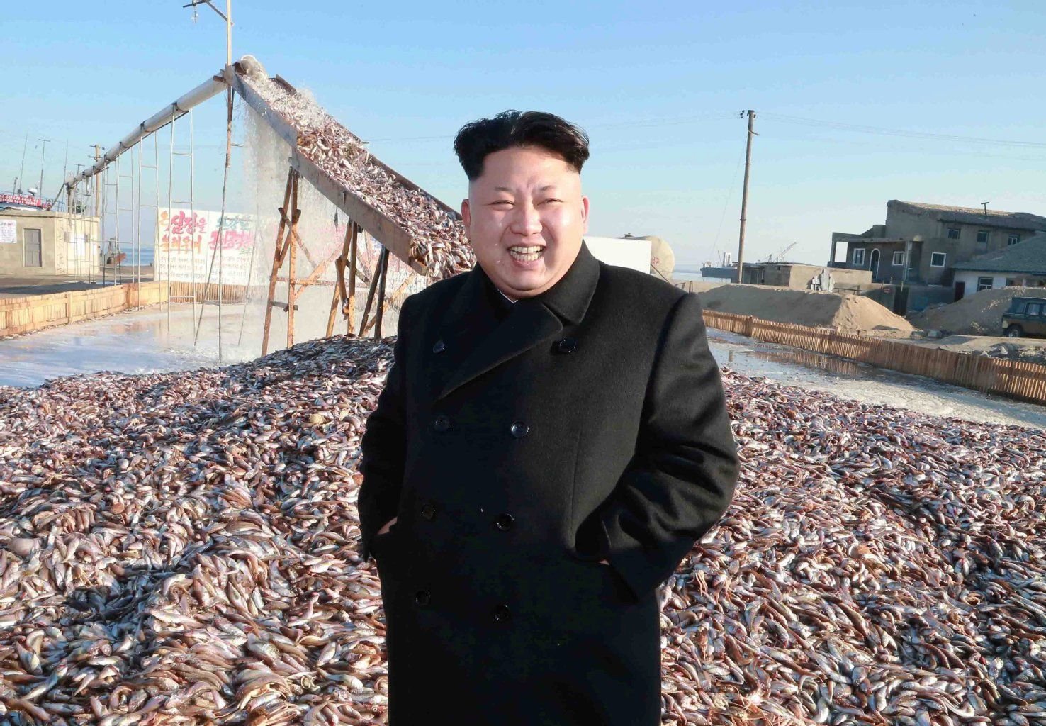 Kim Jong Un bei der Besichtigung einer Fischfabrik.