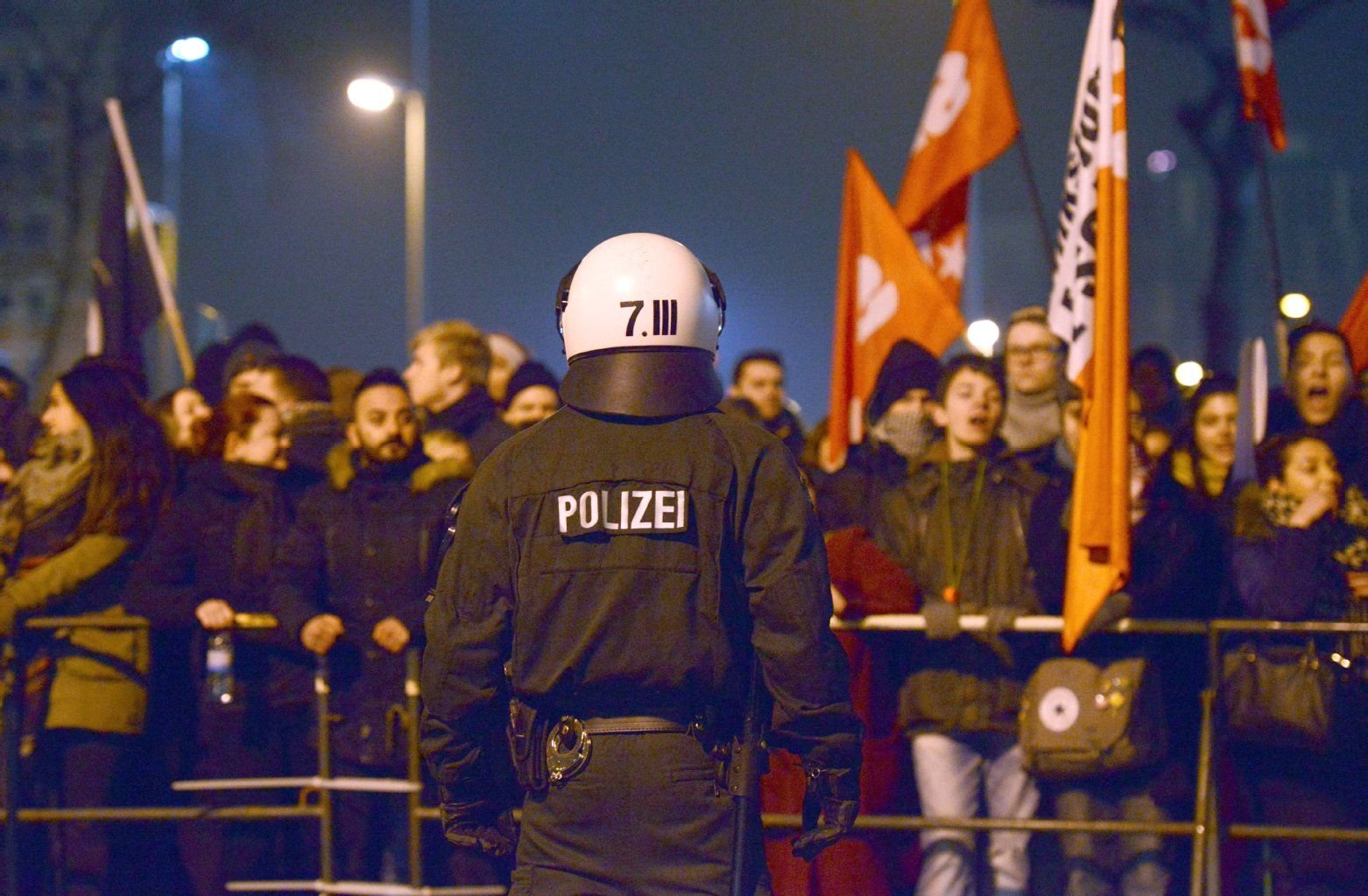Die meisten Gegendemonstranten blieben freidlich.