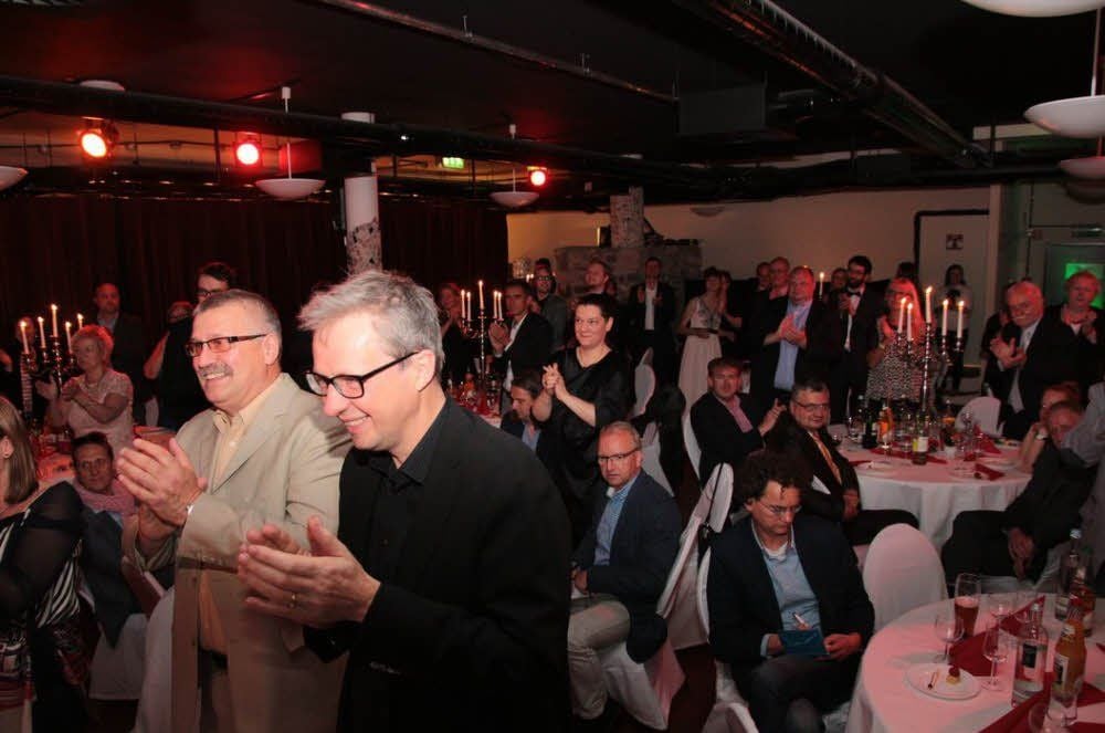 Standing Ovations: vorn (Mi) Ex-Bauhaus-Chef Philipp Oswalt