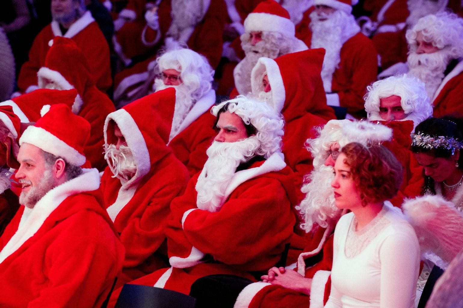 Bei der Weihnachtsmann-Vollversammlung im Studentenwerk der TU Berlin stimmen sich die Studenten auf ihren Job ein und werden auf ihren großen Auftritt vorbereitet.