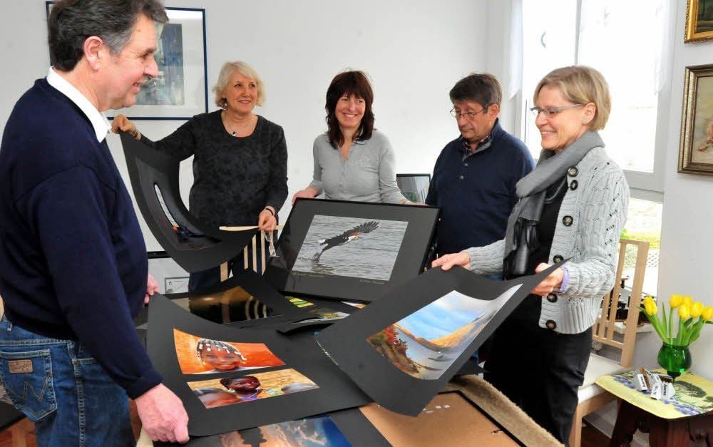 Klaus Heunisch, Ingelore Lohse, Birgit Bose-Finster, Dieter Meyer und Christina Schreiber bereiten die Ausstellungsbilder vor.