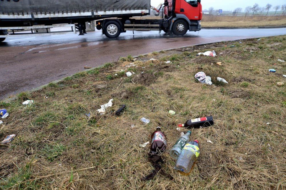 An der Zubringerstraße zum Gewerbegebiet Unterkaka häuft sich der Müll an, den vor allem Lkw-Fahrer aus dem Fenster werfen.