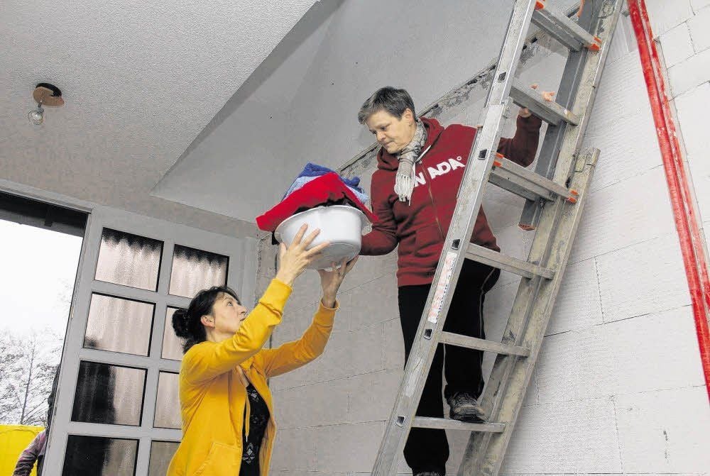 Nachbarin Gundula Wagner (l.) bringt Steffi Seidel die fertige Wäsche ins Haus. Nach oben in die provisorische Stube geht es über eine Leiter.