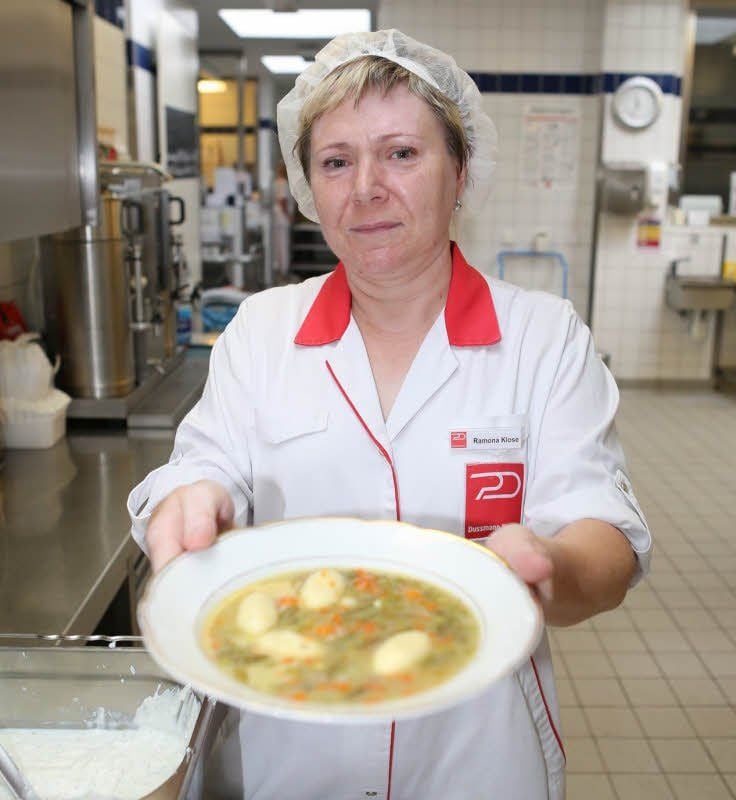 Köchin Ramona Klose präsentiert im Awo-Pflegeheim in Hohenmölsen die Tagessuppe - ohne Fleisch geht es aber nicht, meint Küchenchefin Petra Lungwitz.