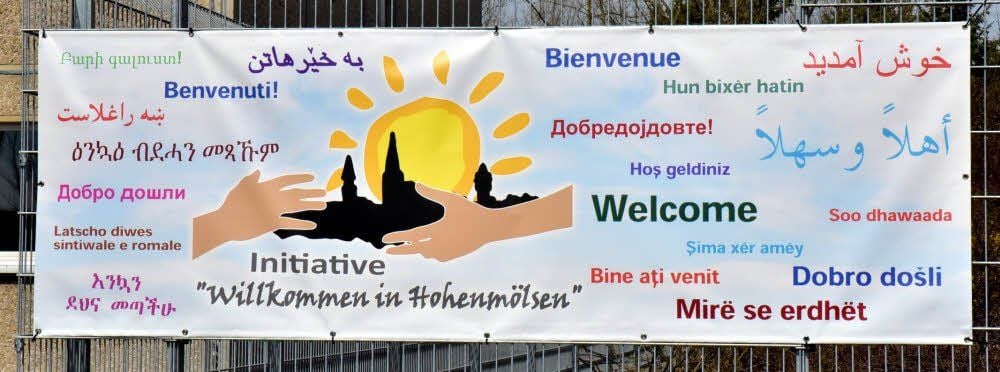 Internationales Willkommen: Dieses Transparent hängt an der Asylbewerber-Unterkunft in der ehemaligen Hohenmölsener Kaserne.