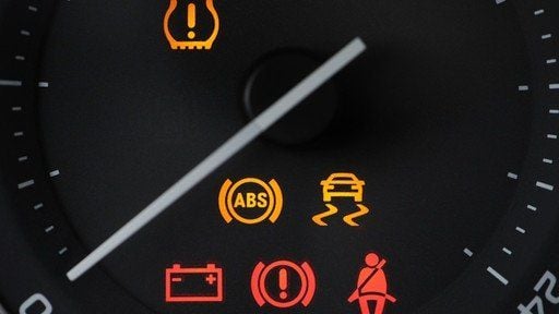 Plötzlich blinken sämtliche Lämpchen, das Auto geht aus. Der Fahrer sollte unbedingt die Warnblinkanlage einschalten, um die übrigen Autofahrer zu warnen.