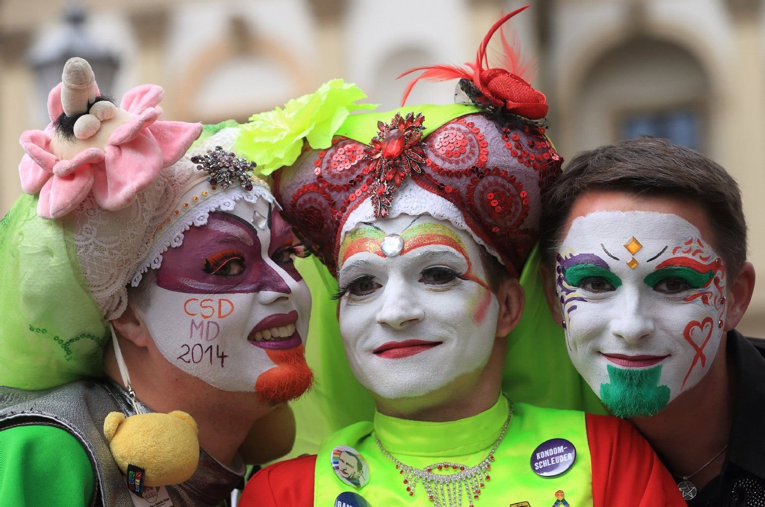 Schwester Daphne (l-r), Schwester Francine und Gardist Moneo beim Christopher Street Day (CSD) in Magdeburg.