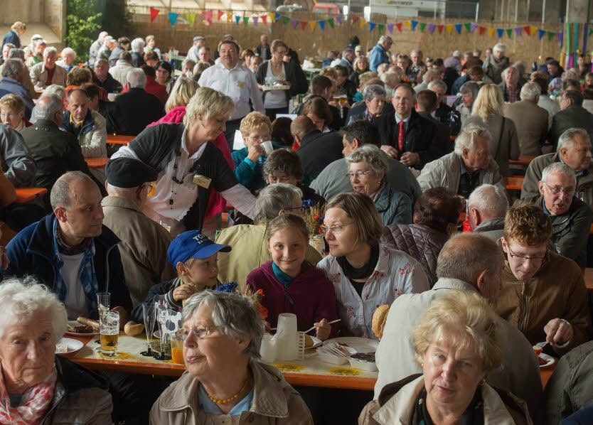 Die große Getreidelagerhalle, die zum Festsaal umfunktioniert wurde, platzte am Sonnabend aus allen Nähten. Rund 1.200 Gäste - Verpächter, Mitarbeiter und deren Familien sowie Vertreter aus Wirtschaft und Politik - waren der Einladung nach Siptenfelde gefolgt.