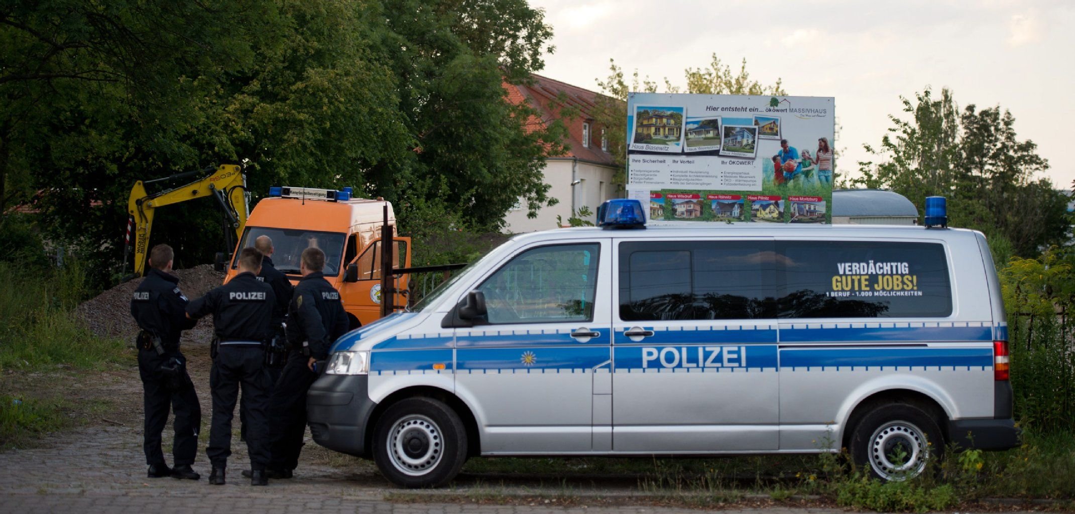 Polizei und Kampfmittelräumdienst sichern in Dresden den Fundort einer Fliegerbombe.
