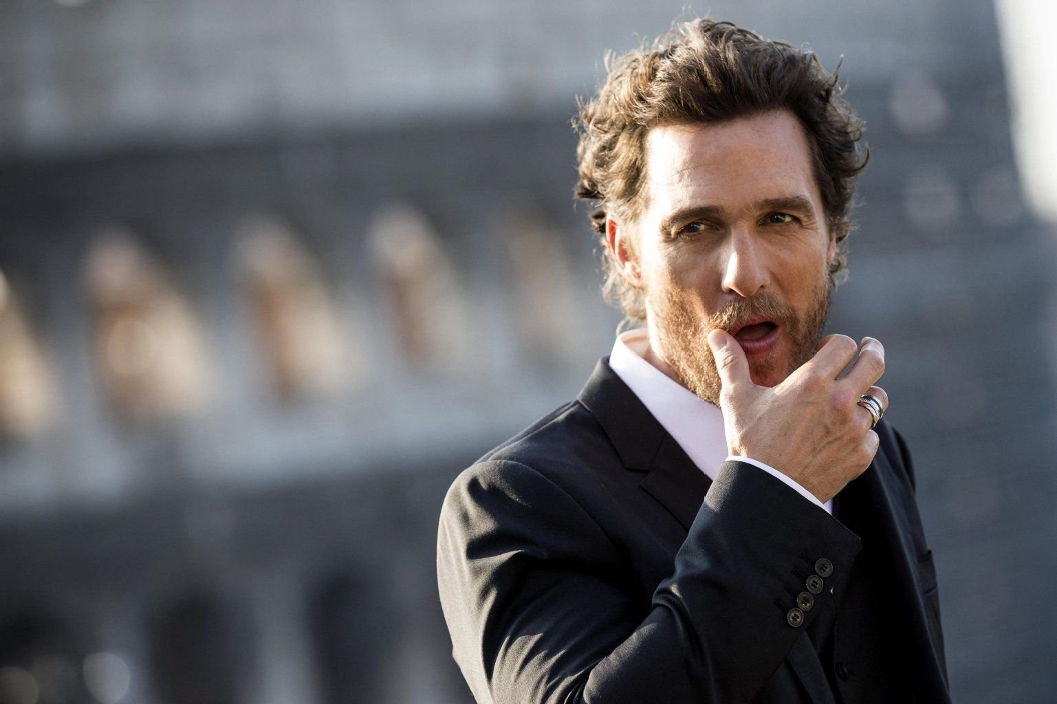 Hier muss er sich nur die Mundwinkel richten. Im Video, das zurzeit im Netz kursiert, verliert McConaughey als Cooper vollkommen die Fassung.