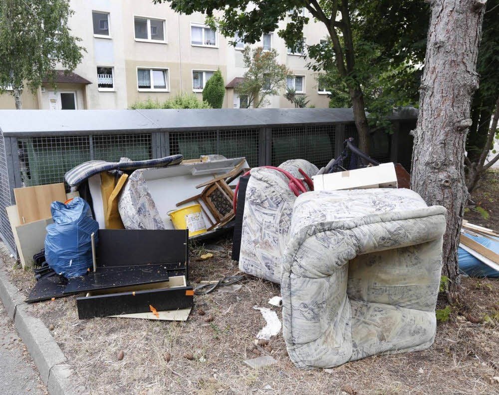 Bereits vor Pfingsten wurden Möbel im Ring der Bauarbeiter illegal abgestellt.