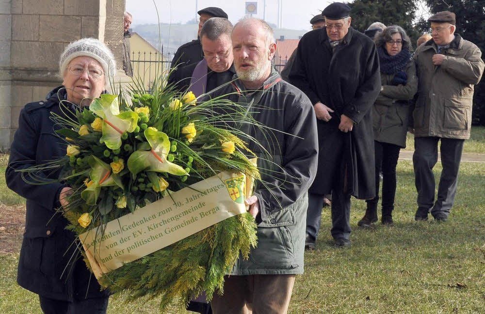 Bergas Bürgermeisterin Marlies Schneeberg und Gerhard Schröter von der Kirchengemeinde - rechts hinter ihm Max Göbels Sohn Klaus - legten an den Gräbern auf dem alten Kirchhof einen Kranz nieder.