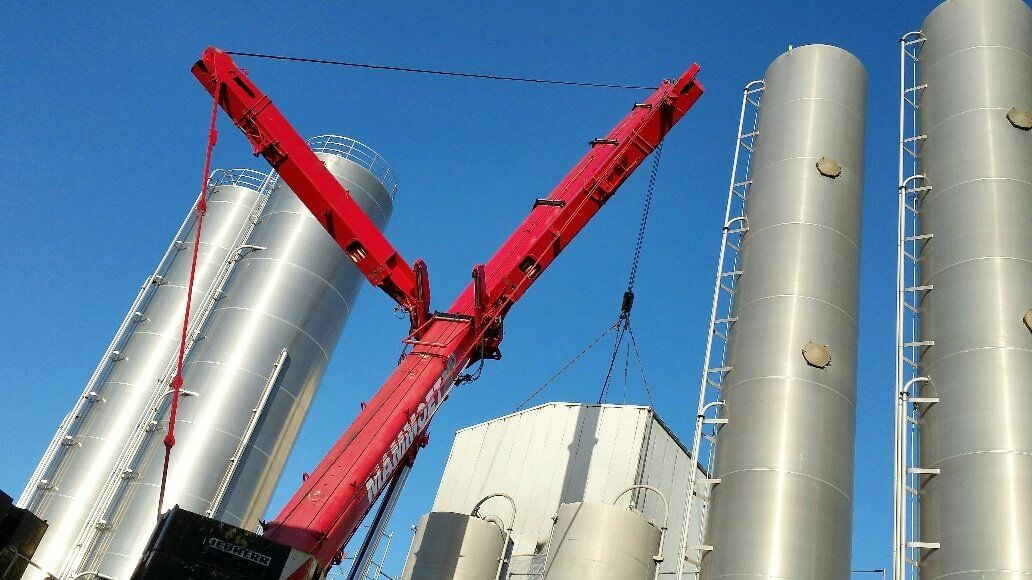 In Weißandt-Gölzau wurden zwei neue Industrietürme installiert