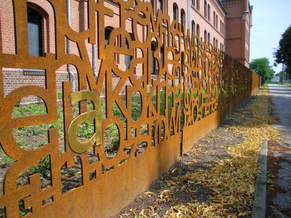 Aus Stahlblech gestanzt: Detail des Buchstabenzaunes
