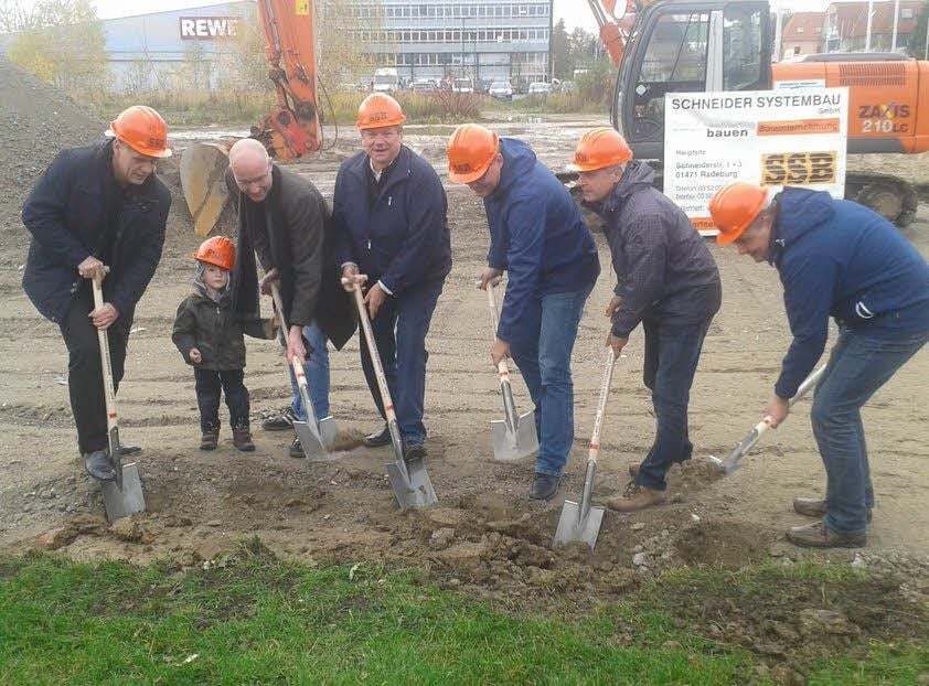Investor Horst Siewert (4.v.l.) und weitere Projektbeteiligte beim ersten Spatenstich in Büschdorf.