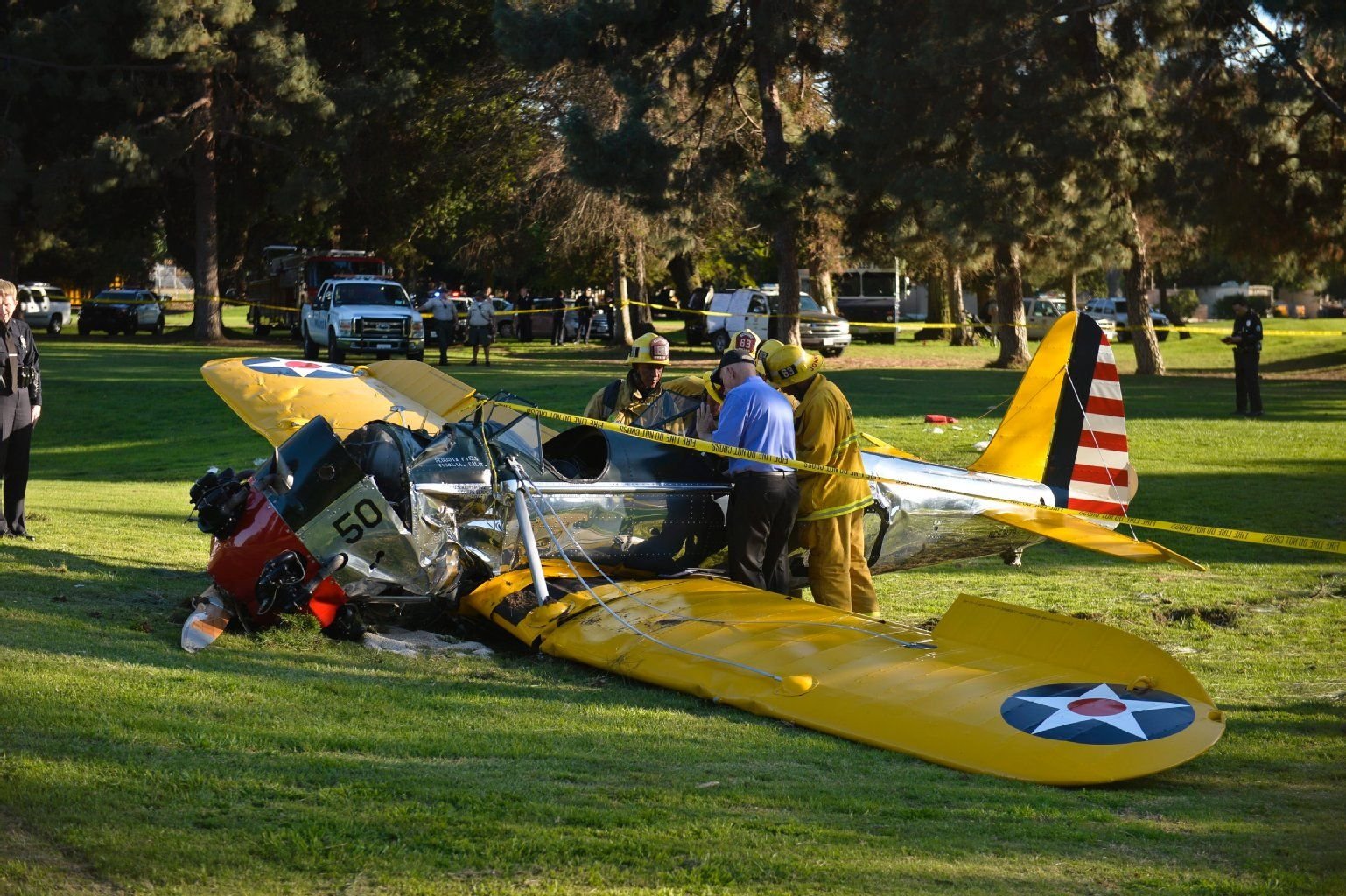 Rettungskräfte an der Absturzstelle auf einem Golfplatz in der Nähe von Santa Monica.