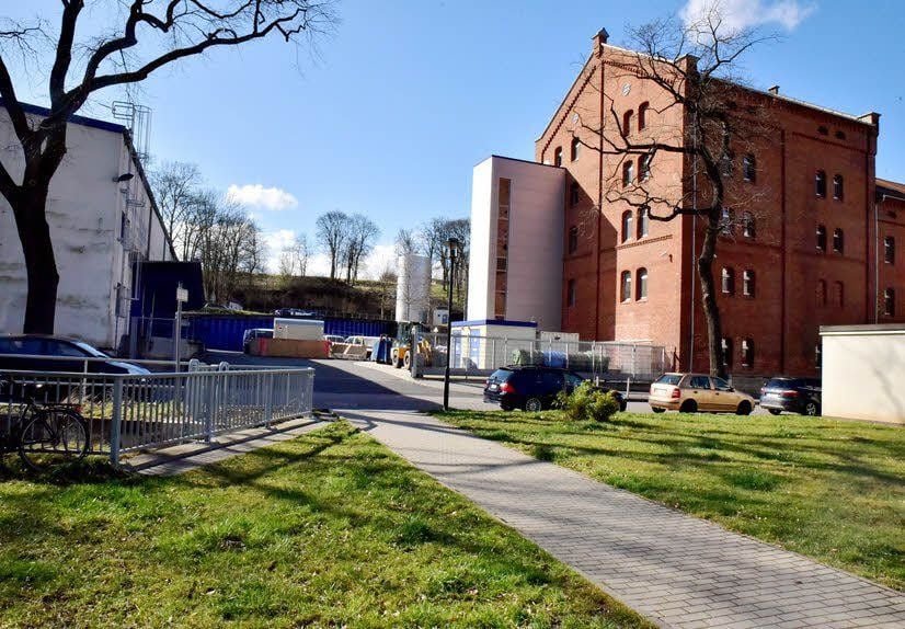 Die weiße Halle auf der linken Seite wird demnächst abgerissen. Rechts das alte MEG-Gebäude, an das sich der Neubau anschließen wird.