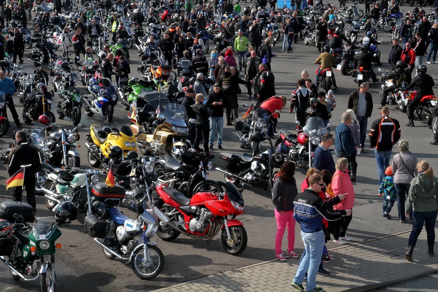 Vor der Bikerausfahrt am Maifeiertag sammelten sich viele Teilnehmer und Zuschauer auf dem Gelände der ehemaligen Sangerhäuser Maschinenfabrik.