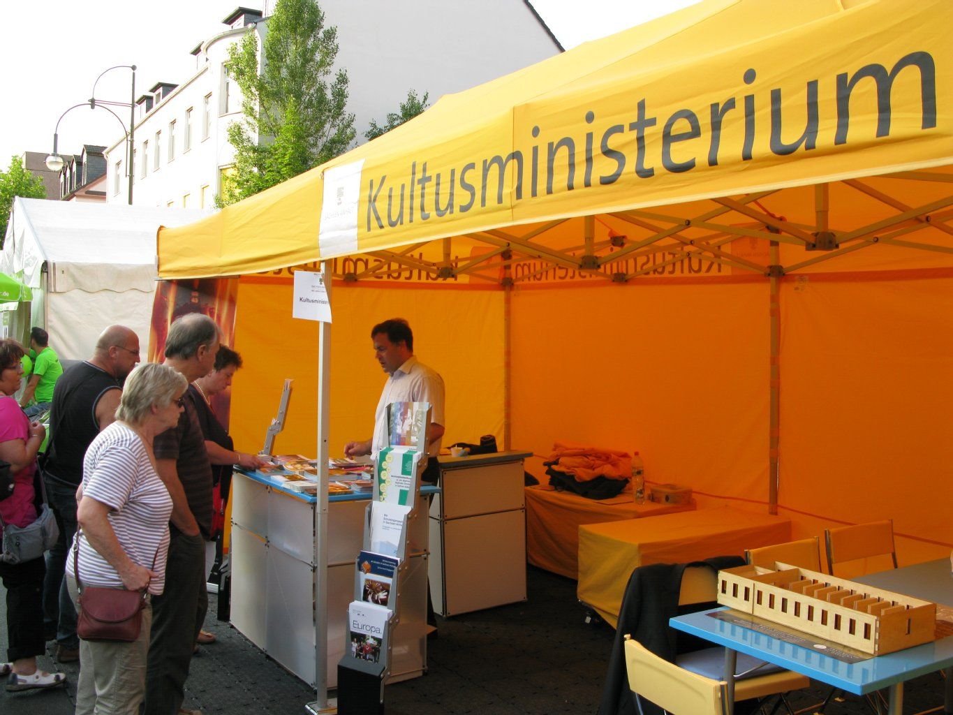 Kultusminister Stephan Dorgerloh auf dem Sachsen-Anhalt-Tag 2012 in Dessau. Auch in diesem Jahr werden Fachleute für Fragen und Gespräche zur Verfügung stehen.