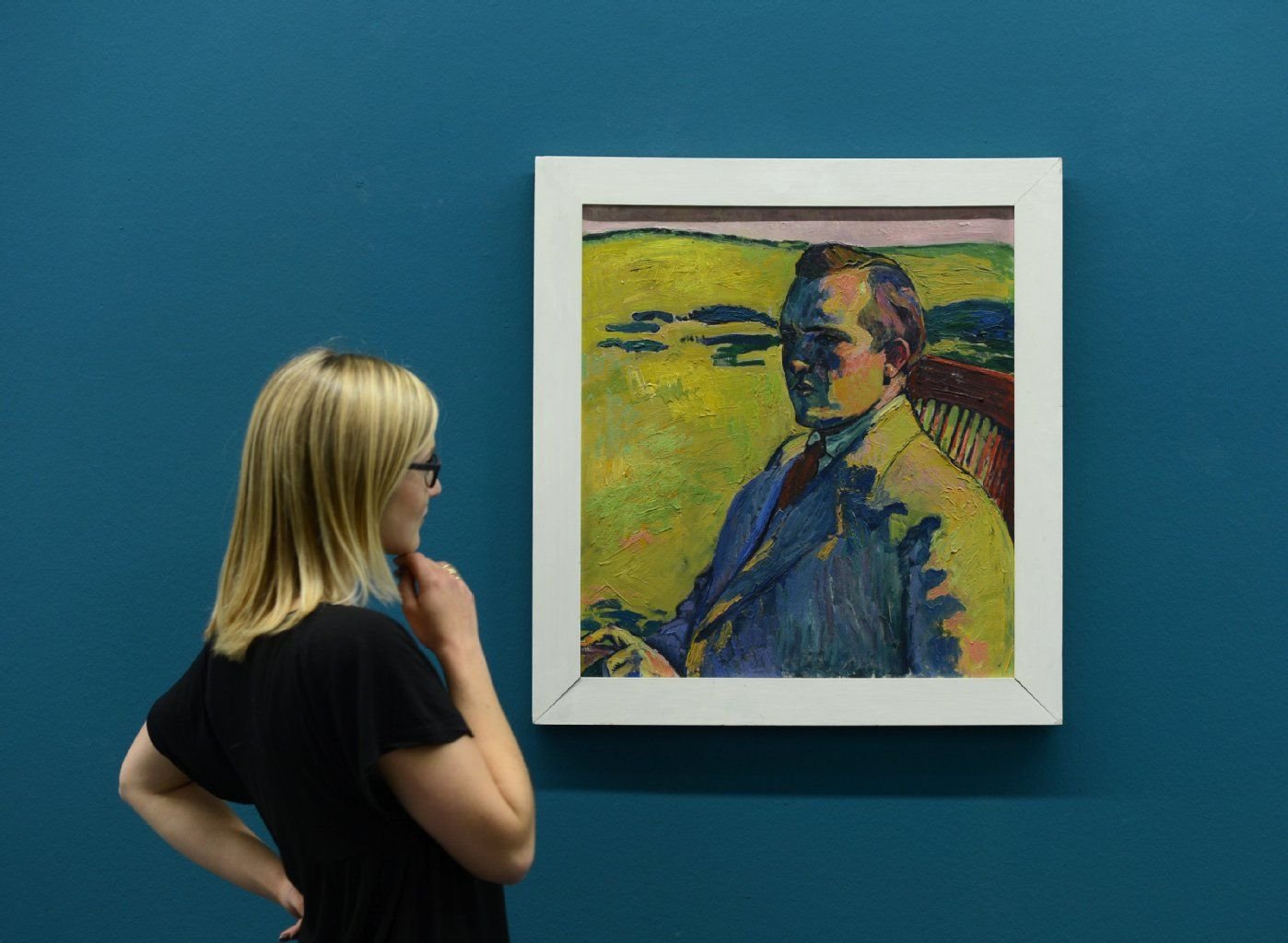 Eine Frau betrachtet im Kunstmuseum Moritzburg in Halle (Saale)ein Portrait-Gemälde von Cuno Amiet. Die neue Ausstellung "Im Kreis der Brücke" wirft einen Blick auf die Künstler der Brücke, die später zu der bekannten Künstlergruppe gestoßen sind.