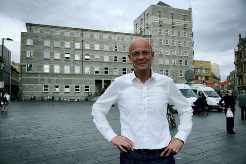 Bernd Wiegand vor dem Ratshof in Halle. (FOTO: LUTZ WINKLER)