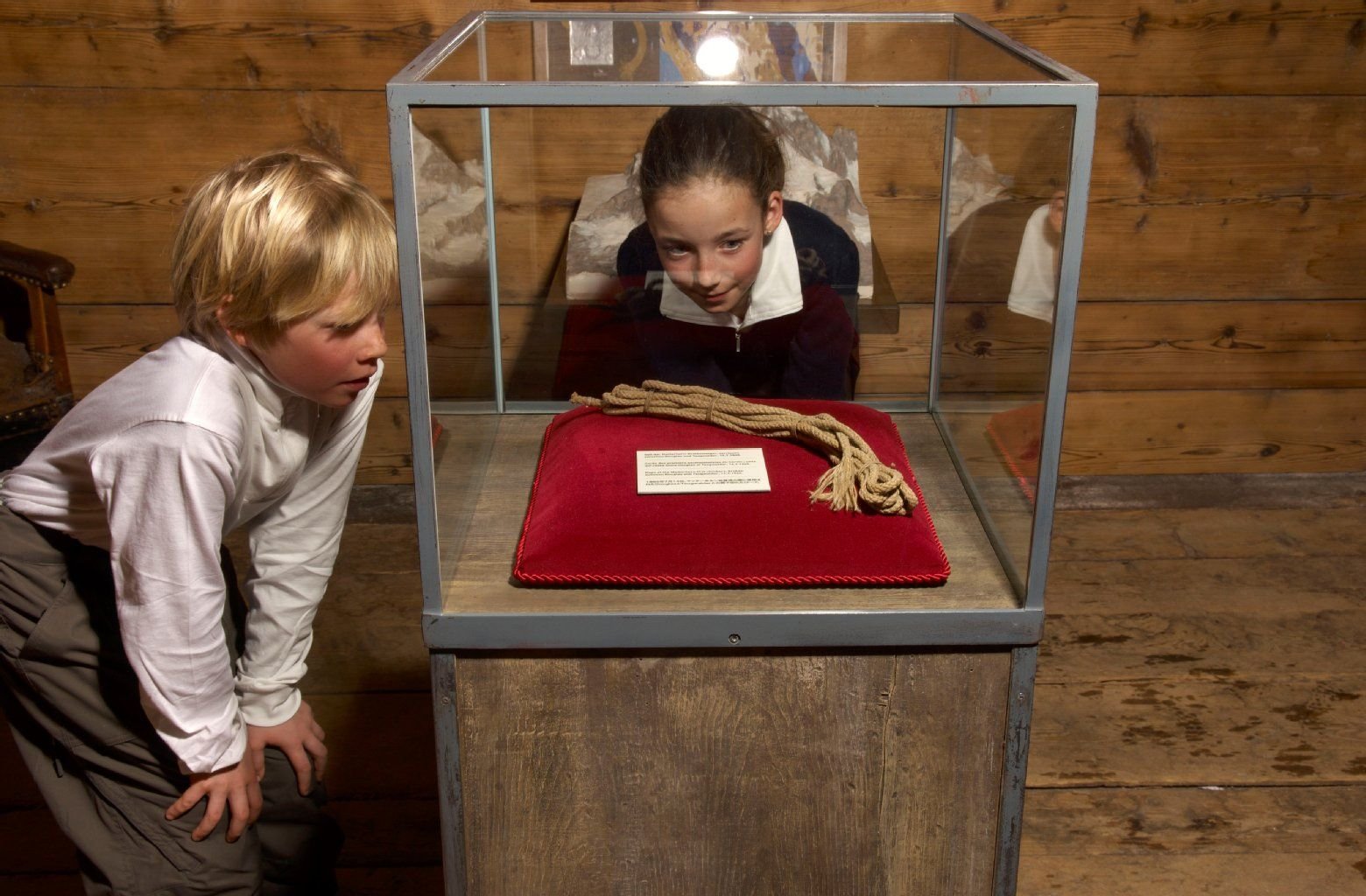 Ein Teil des abgerissenen Seils liegt heute im Museum - das andere immer noch am Berg. Darum dürfte wohl nie geklärt werden, was an jeden Schicksalstag im Jahr 1865 wirklich am Matterhorn geschah.
