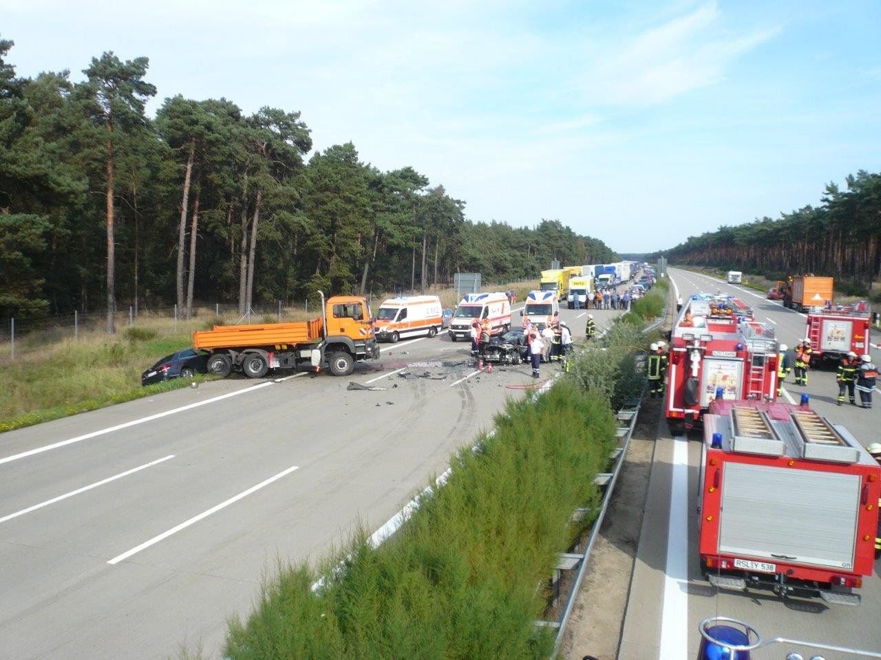 Die Unfallstelle auf der A9 zwischen Köselitz (Kreis Wittenberg) und Klein Marzehns (Kreis Potsdam-Mittelmark, Brandenburg)